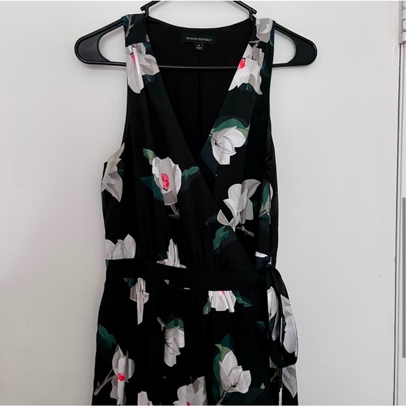 Banana Republic Black Floral Sleeveless Dress! Has pockets! 😁 - Host Pick! - Picture 3 of 5